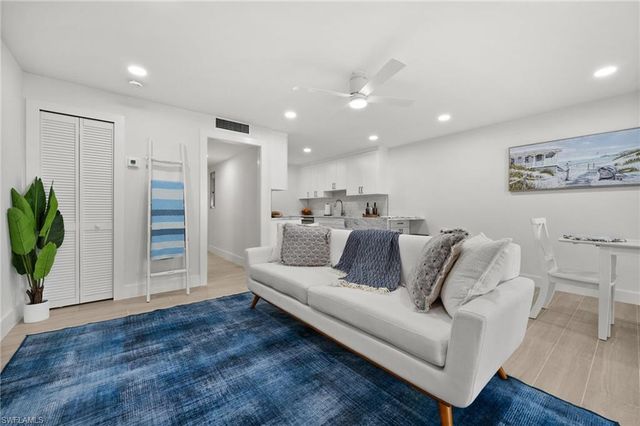 342 Harbour DR # 342, Naples, FL 34103