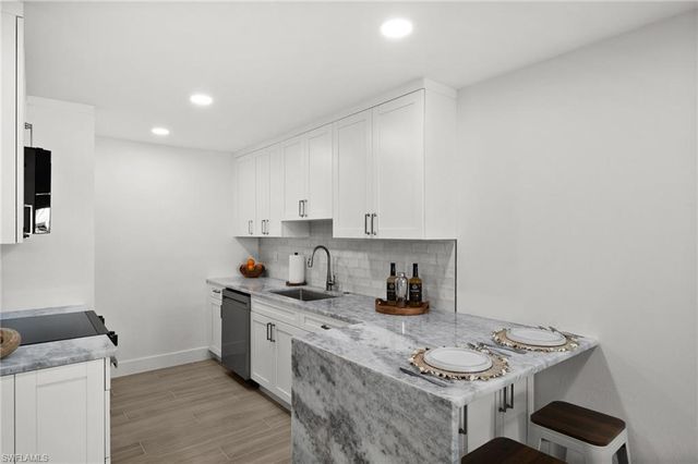 342 Harbour DR # 342, Naples, FL 34103