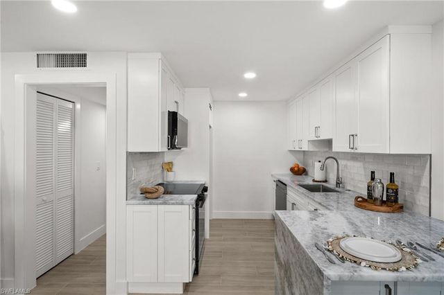 342 Harbour DR # 342, Naples, FL 34103