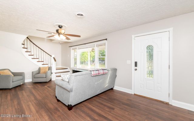 312 Chieftain Dr, Louisville, KY 40118