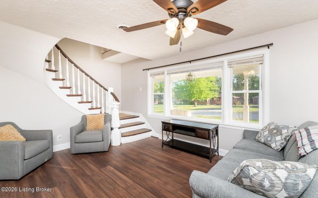 312 Chieftain Dr, Louisville, KY 40118