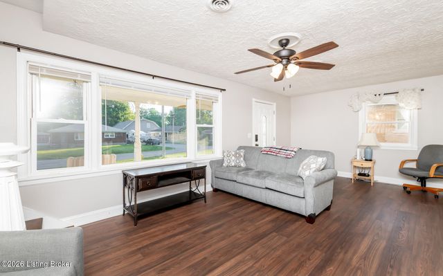 312 Chieftain Dr, Louisville, KY 40118