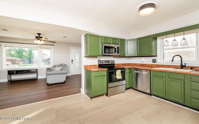 312 Chieftain Dr, Louisville, KY 40118