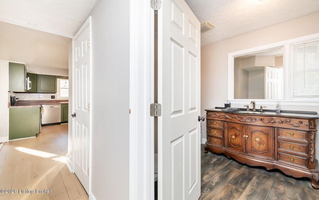 312 Chieftain Dr, Louisville, KY 40118