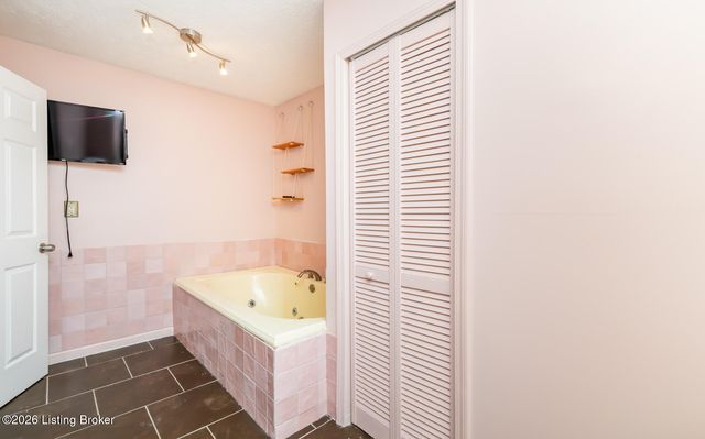 312 Chieftain Dr, Louisville, KY 40118