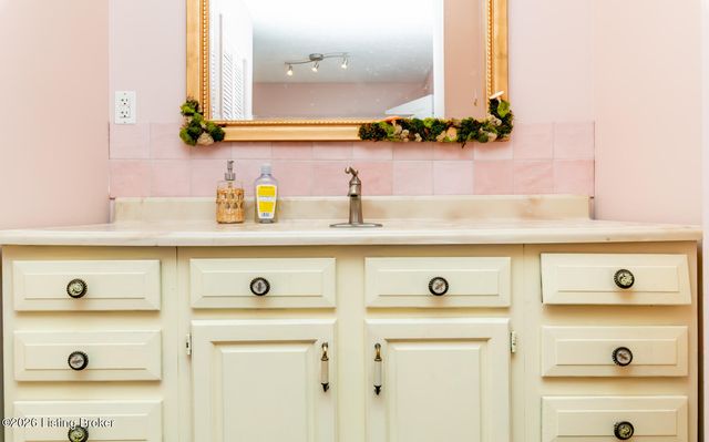 312 Chieftain Dr, Louisville, KY 40118