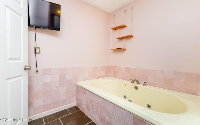 312 Chieftain Dr, Louisville, KY 40118