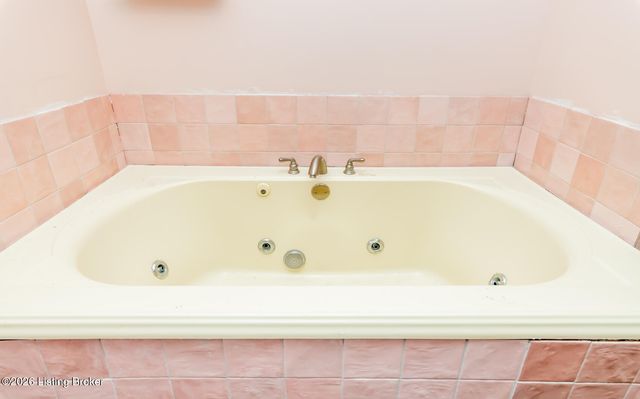 312 Chieftain Dr, Louisville, KY 40118