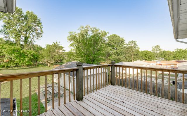 312 Chieftain Dr, Louisville, KY 40118