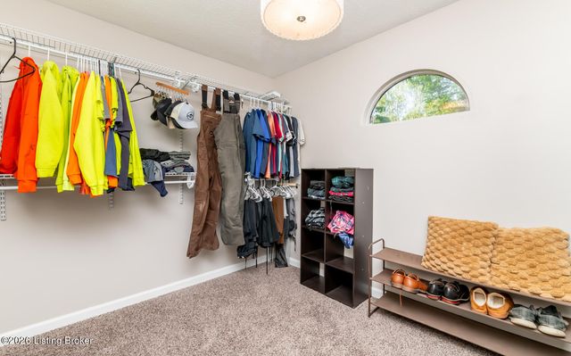 312 Chieftain Dr, Louisville, KY 40118