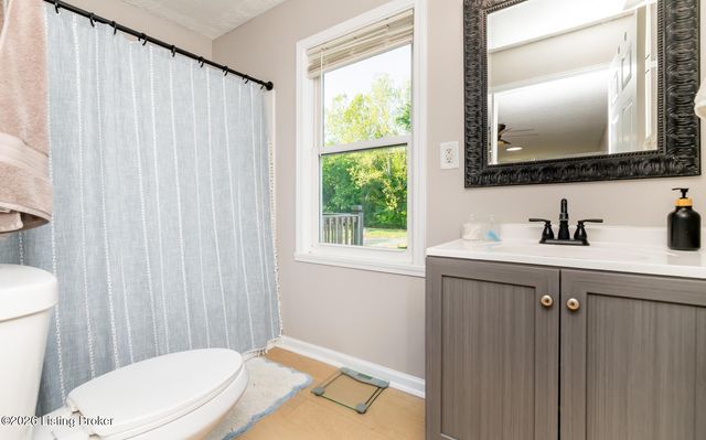 312 Chieftain Dr, Louisville, KY 40118