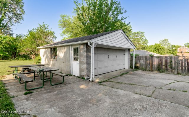 312 Chieftain Dr, Louisville, KY 40118