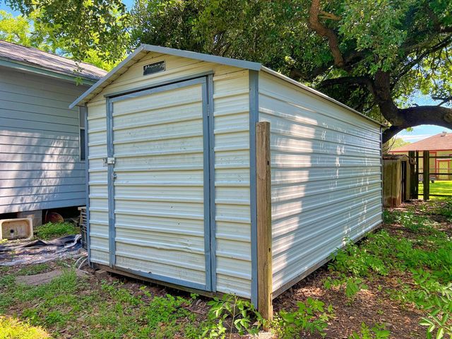 210 Floyd St Street, Boling, TX 77420