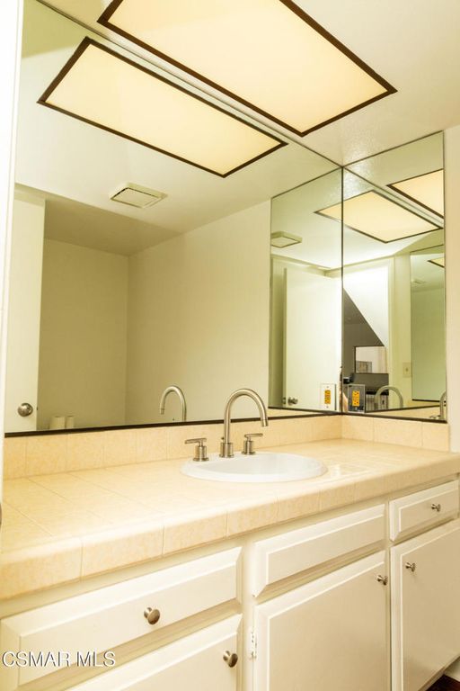 Image 18 of property listing at 26000 Alizia Canyon Drive D, Calabasas, CA 91302