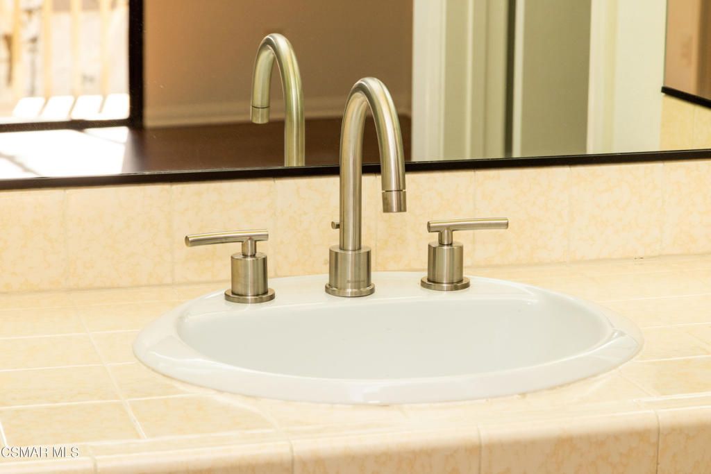 Image 21 of property listing at 26000 Alizia Canyon Drive D, Calabasas, CA 91302