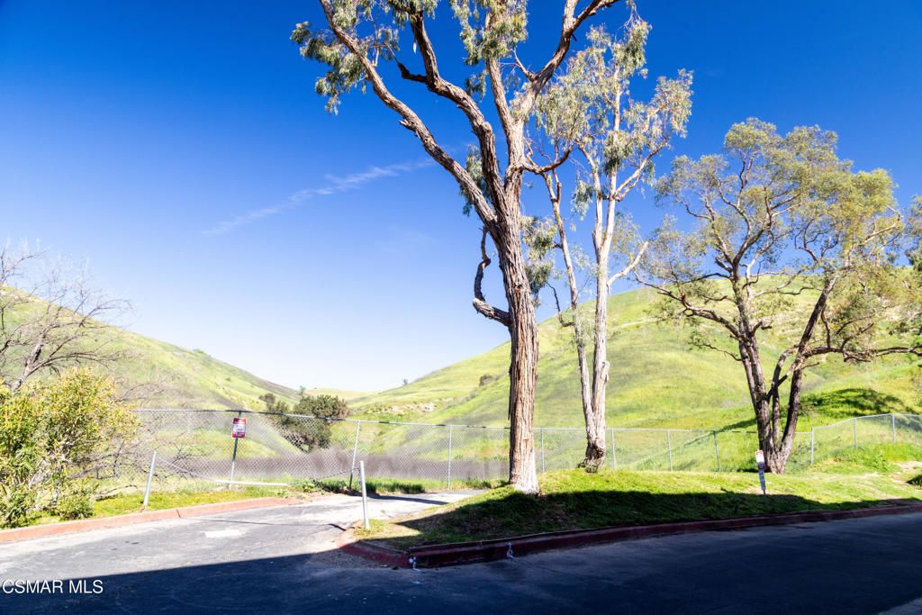 Image 29 of property listing at 26000 Alizia Canyon Drive D, Calabasas, CA 91302