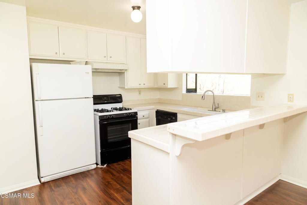 Image 6 of property listing at 26000 Alizia Canyon Drive D, Calabasas, CA 91302