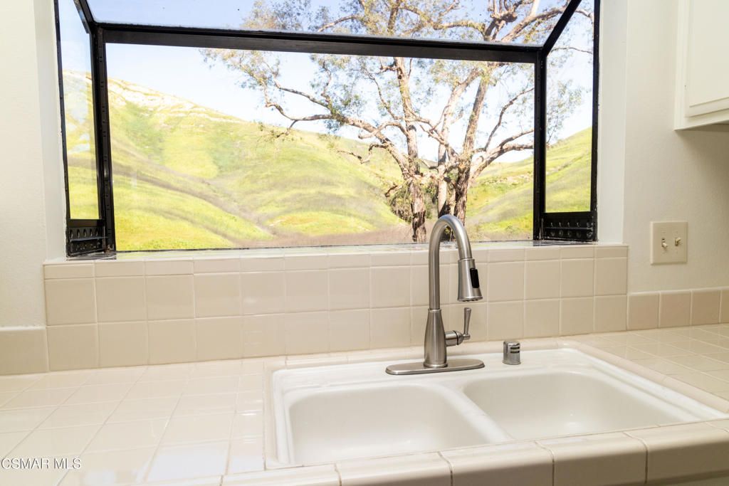 Image 8 of property listing at 26000 Alizia Canyon Drive D, Calabasas, CA 91302