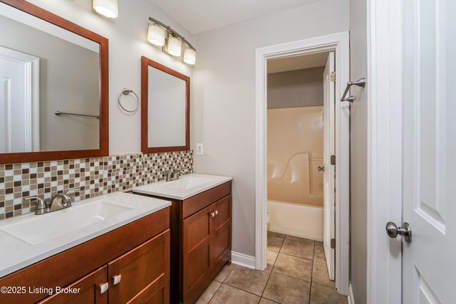 10116 Greenfield Woods Cir, Louisville, KY 40258