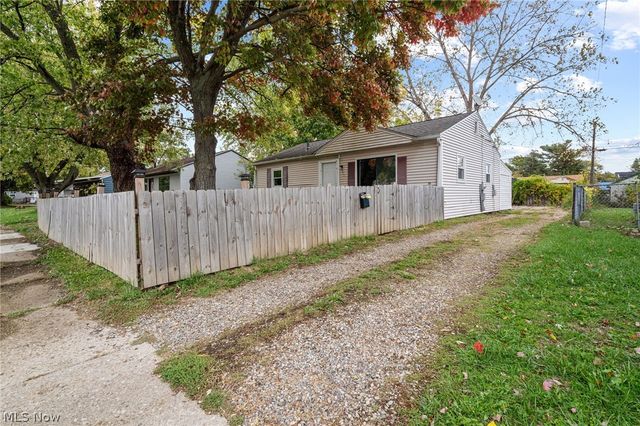 2012 Endrow Avenue NE, Canton, OH 44705