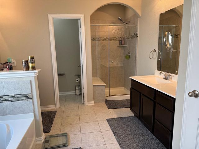 210 Woodside Court, Clute, TX 77531