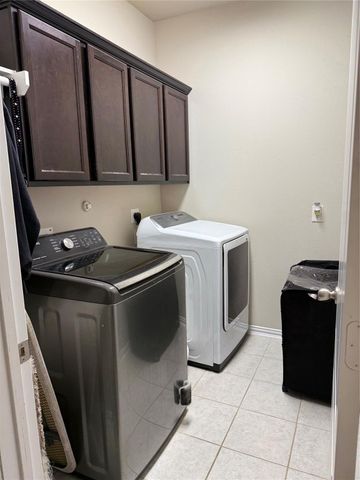 210 Woodside Court, Clute, TX 77531