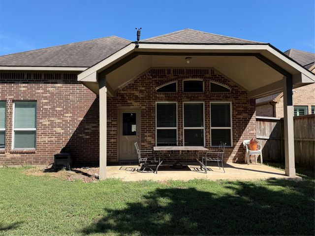 210 Woodside Court, Clute, TX 77531