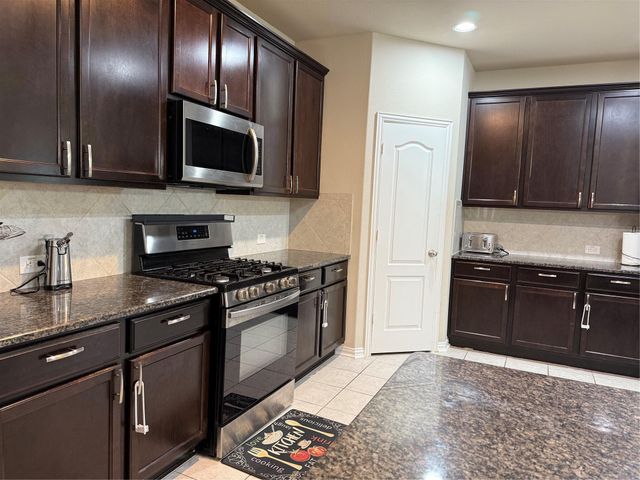 210 Woodside Court, Clute, TX 77531