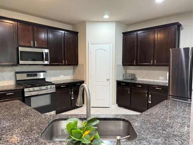 210 Woodside Court, Clute, TX 77531