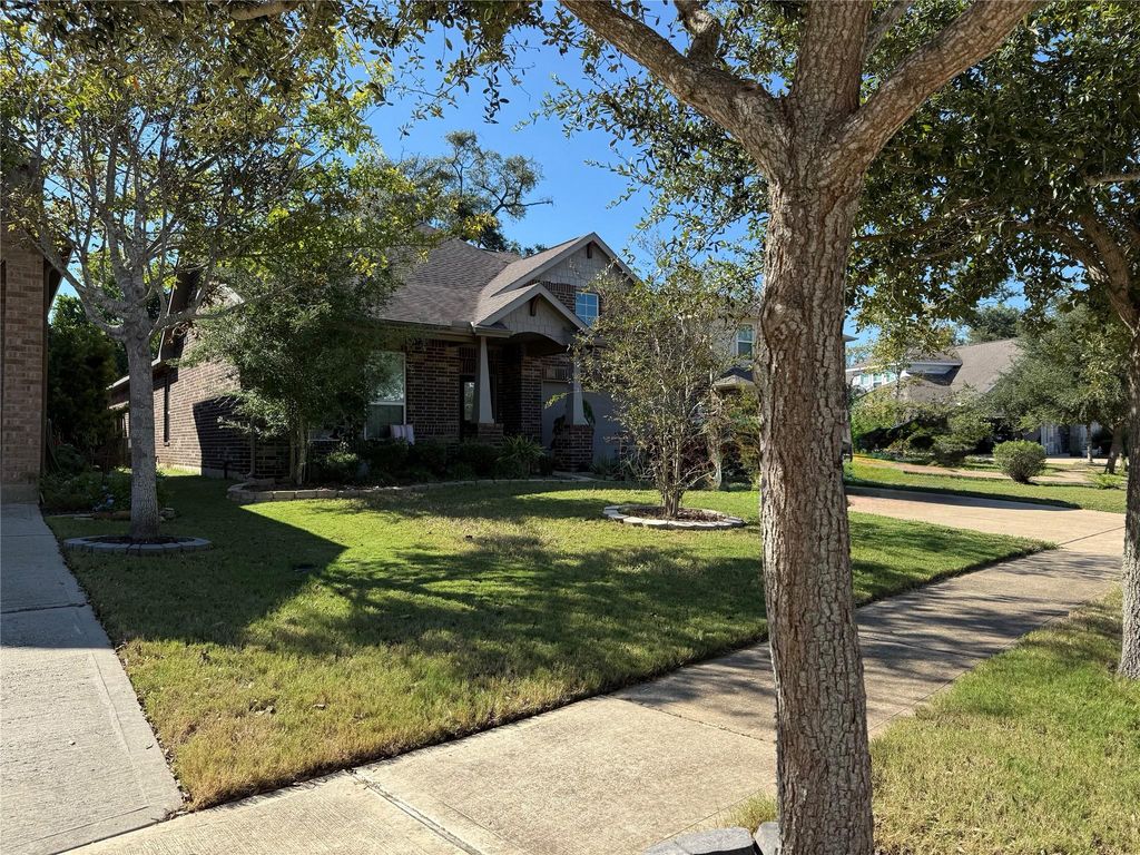 210 Woodside Court, Clute, TX 77531