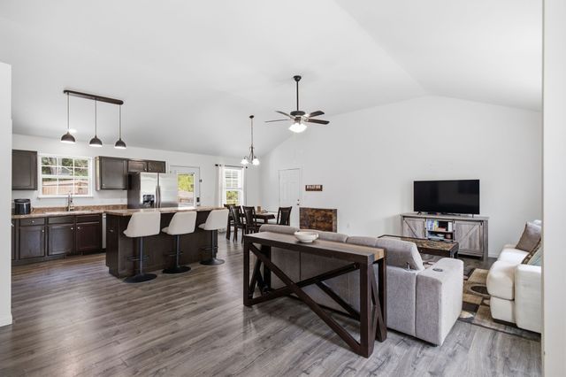 400 Due Ln, Columbia, TN 38401