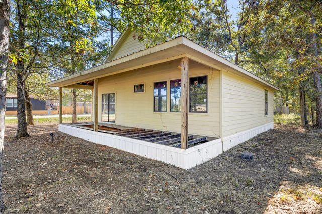326 W Woodland Shores Drive, Point Blank, TX 77364