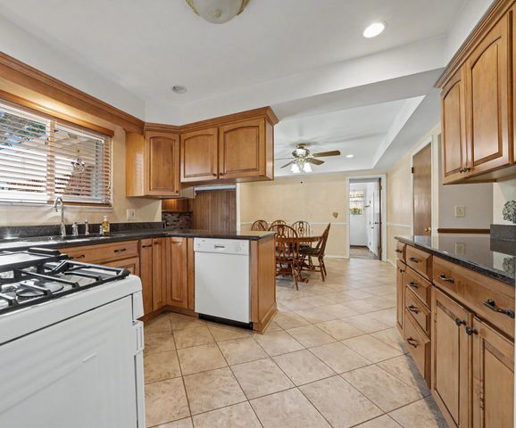 6486 Thorneycroft Drive, Shelby Twp, MI 48316