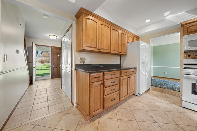 6486 Thorneycroft Drive, Shelby Twp, MI 48316