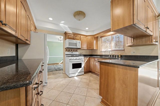 6486 Thorneycroft Drive, Shelby Twp, MI 48316