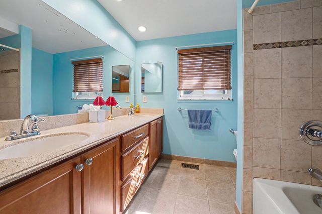 6486 Thorneycroft Drive, Shelby Twp, MI 48316