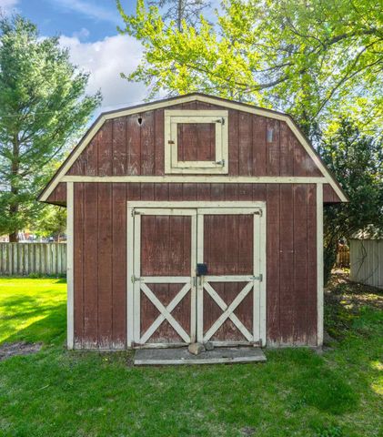 6486 Thorneycroft Drive, Shelby Twp, MI 48316