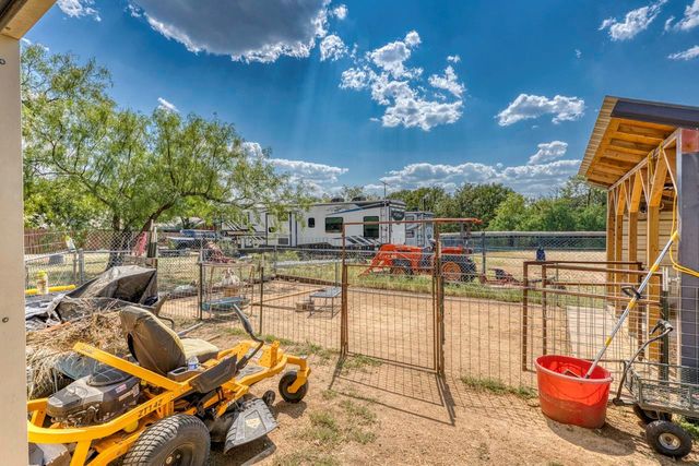 809 Skyline DR, Kingsland, TX 78639