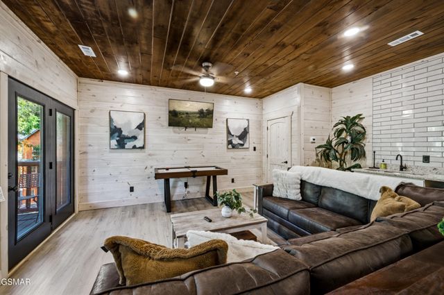 1802 Stone Wood Way, Pigeon Forge, TN 37862
