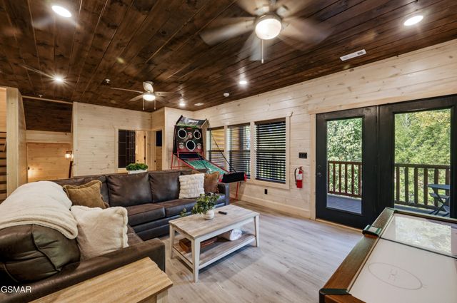 1802 Stone Wood Way, Pigeon Forge, TN 37862