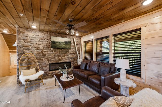 1802 Stone Wood Way, Pigeon Forge, TN 37862