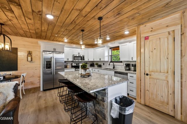 1802 Stone Wood Way, Pigeon Forge, TN 37862