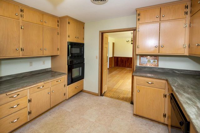 127 Fox Dale ROAD, Glendale, WI 53217