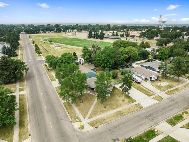 506 18th Ave. SW, Minot, ND 58701
