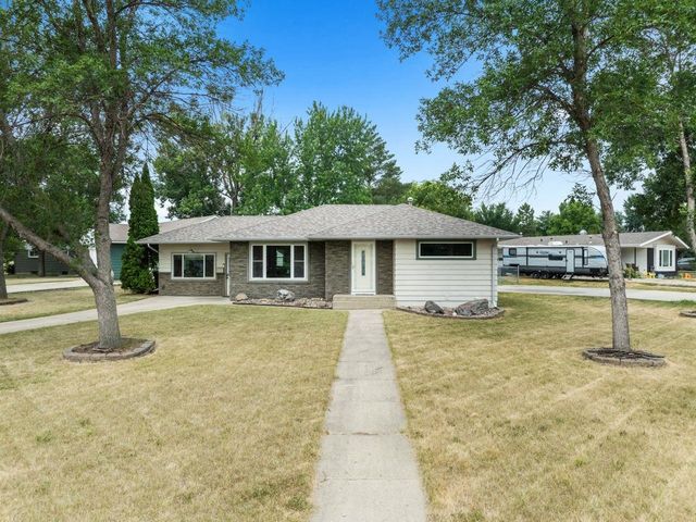 506 18th Ave. SW, Minot, ND 58701