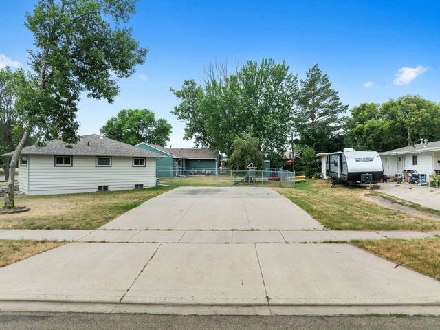 506 18th Ave. SW, Minot, ND 58701