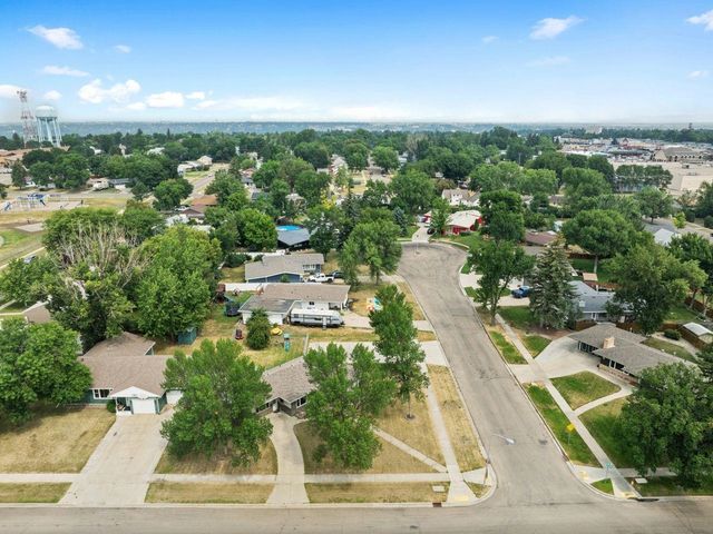 506 18th Ave. SW, Minot, ND 58701