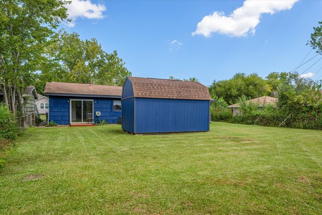213 Highland Drive, Hitchcock, TX 77563