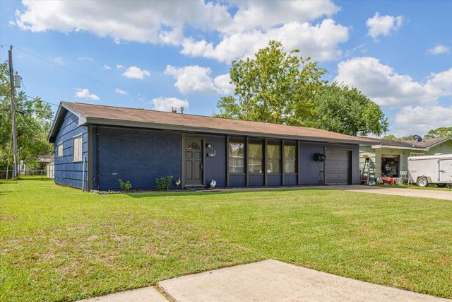 213 Highland Drive, Hitchcock, TX 77563