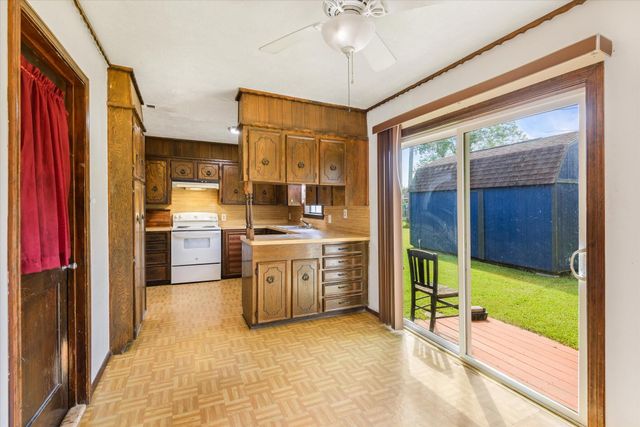 213 Highland Drive, Hitchcock, TX 77563